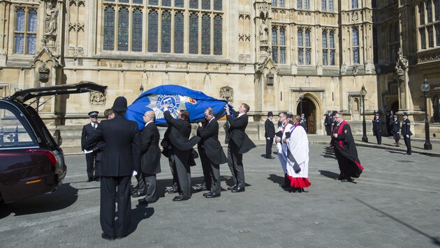 Der Sarg mit Keith Palmers Leiche wurde in den Westminster-Palast gebracht und dort aufgebahrt. (Bild: AFP)