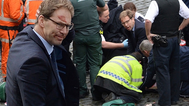 Vizeaußenminister Tobias Ellwood hatte vergeblich versucht, den Polizisten wiederzubeleben. (Bild: AP)