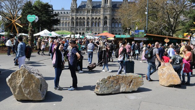 Am Wochenende sicherten Felsbrocken den Rathausplatz. (Bild: Zwefo)