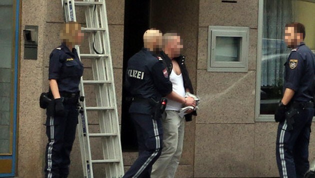 Der Algerier wird in Handschellen aus dem Hotel in Wien-Favoriten abgeführt. (Bild: Zwefo)