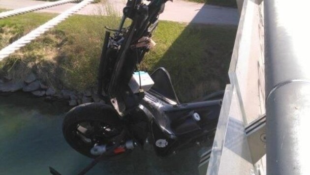 Das Moped hing im Geländer der Brücke (Bild: Polizei)