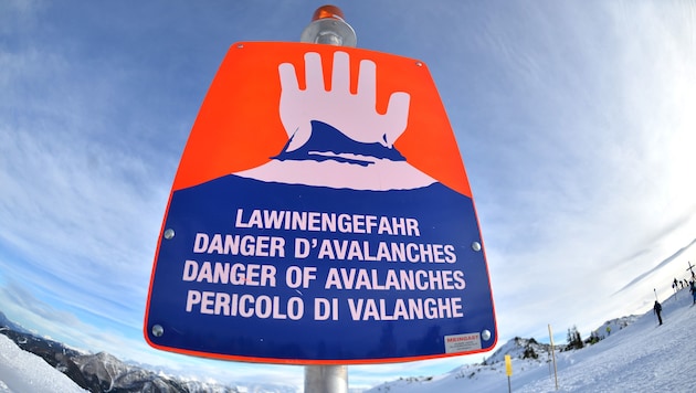 In Tirol wurde am Samstag ein 16-Jähriger von einem Schneebrett im freien Skiraum erfasst (Symbolbild). (Bild: APA/Barbara Gindl (Symbolbild))