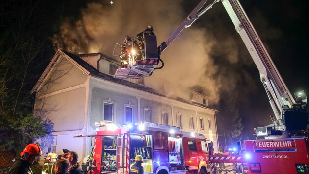 Die Feuerwehren bekämpften den Brand im Asylantenheim in Altenberg durch das Dach (Bild: FOTOKERSCHI.AT/KERSCHBAUMMAYR)
