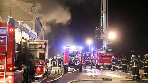 120 Feuerwehrleute von sieben Wehren standen beim Asylheimbrand in Altenberg im Einsatz (Bild: FOTOKERSCHI.AT/KERSCHBAUMMAYR)