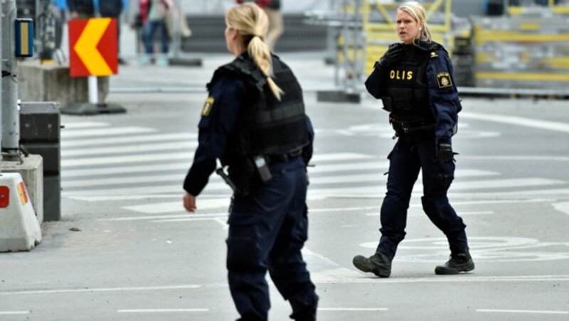 Polizistinnen am Tatort (Bild: ASSOCIATED PRESS)