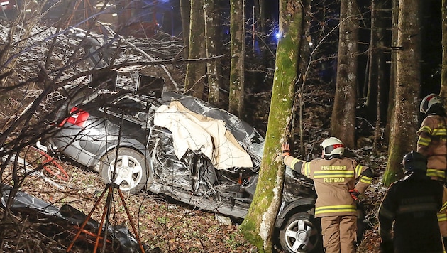 Das Wrack des Audi Avant des 17-jährigen Hinterseers: Die Feuerwehr half bei der Bergung. (Bild: Markus Tschepp)