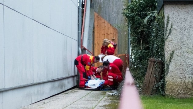 Die Crew des Rettungshelikopters bei der Bergung des Mädchens. (Bild: FOTOKERSCHI.AT/KERSCHBAUMMAYR)