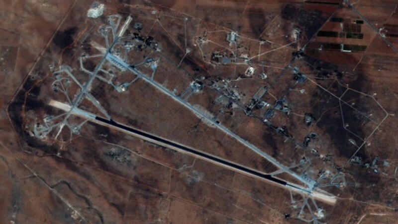 Der syrische Flugplatz Al-Schairat bei Homs war das Ziel des nächtlichen US-Raketenangriffs. (Bild: AFP)