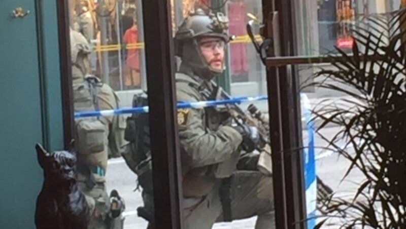 Steiner fotografierte die bewaffneten Stockholmer Einsatzkräfte aus dem Hotel "Haymarket" heraus. (Bild: Thomas Steiner)