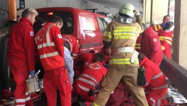 Notarzthubschrauber, Notarztwagen, Rettungswagen und ein Krankentransportwagen wurden eingesetzt. (Bild: Rotes Kreuz)