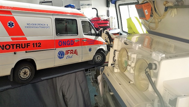 Dieser veraltete Rettungswagen ohne Blaulicht-Genehmigung kurvt durch Wien. (Bild: V-I-P.tv)