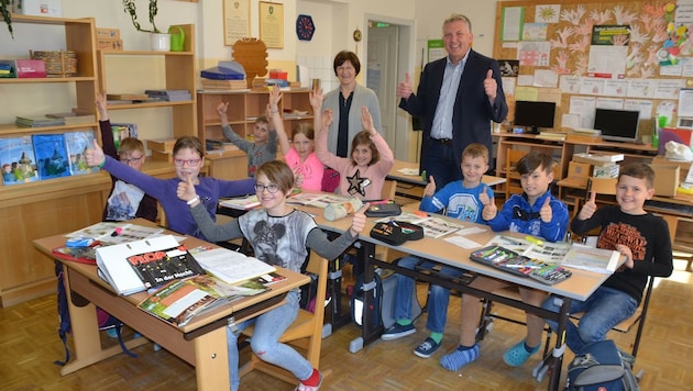 Die Schüler in Laßnitz, Direktorin Maria Wieser und Ortschef Thomas Kalcher jubelten am Donnerstag. (Bild: Heinz Weeber)