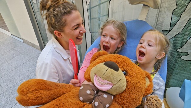 Anna (li.) und Mara brachten ihren Teddy zu Zahnärztin Sophie. Sie ließen auch ihre Zähne ansehen. (Bild: Christof Birbaumer/Kronenzeitung)