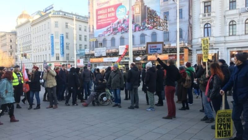 Demonstranten während einer Kundgebung gegen FPÖ-Mann Norbert Hofer in der Wiener Innenstadt (Bild: Andre Wanne)