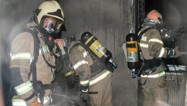 Die Einsatzkräfte im völlig ausgebrannten Zimmer (Bild: APA/WERNER KERSCHBAUMMAYR/foto-kerschi.at)