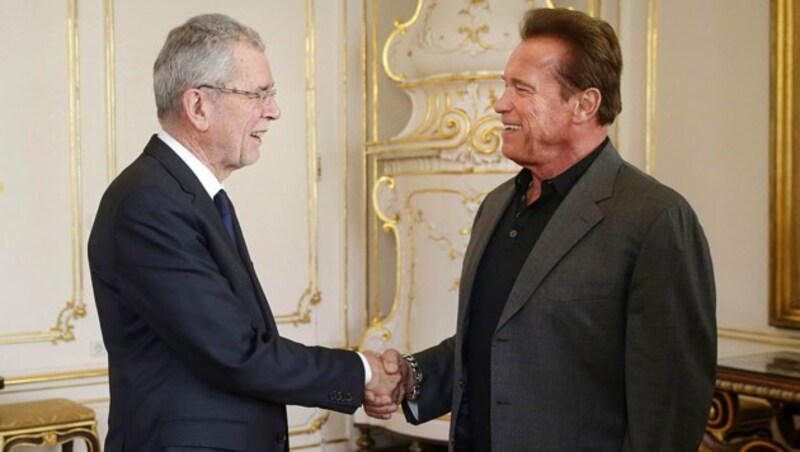 Arnold Schwarzenegger beim Besuch bei Bundespräsident Van der Bellen. (Bild: APA/Bundesheer/Peter Lechner)