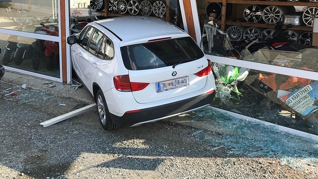 Der Wagen krachte in die Auslage eines Reifenhändlers in Neusiedl bei Güssing. (Bild: Christian Schulter)