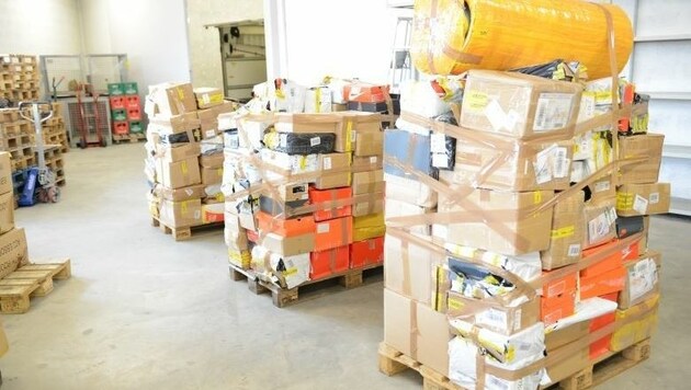 Aufgegriffene Pakete mit gefälschten Produkten, die zur Vernichtung vorbereitet werden (Bild: BMF/Hradil)