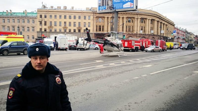 Polizei und Einsatzkräfte vor der U-Bahn-Station Technologistschesky Institut (Bild: AFP/Ruslan Shamukov)