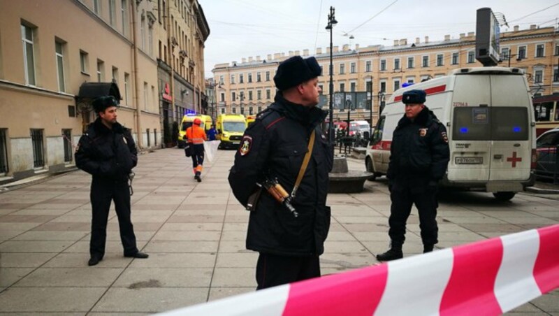 Polizei und Einsatzkräfte vor der U-Bahn-Station Technologistschesky Institut (Bild: AFP/Ruslan Shamukov)