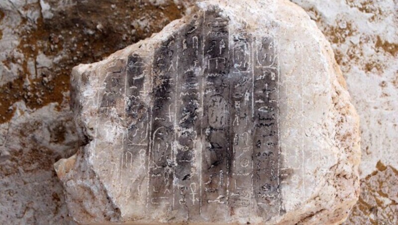 Der mit Hieroglyphen bedeckte Alabasterstein (Bild: Egyptian Antiquities Ministry)