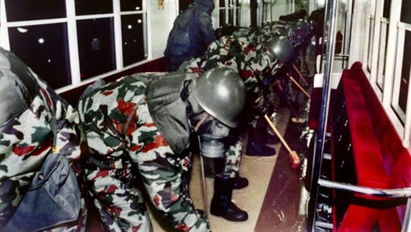 Reinigungseinsatz mit Gasmasken nach den Anschlägen auf die U-Bahn in Tokio im Jahr 1995 (Bild: AFP)