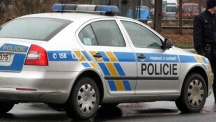 Die Polizei sperrte nach der Explosion rund um den Betrieb die Straßen. (Symbolbild)