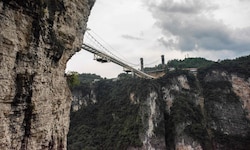 Im Sommer soll die höchste Brücke der Welt eröffnet werden, sie steht über einer Schlucht in ...