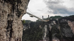 Im Sommer soll die höchste Brücke der Welt eröffnet werden, sie steht über einer Schlucht in ...