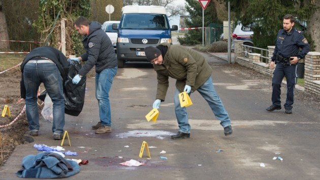 Die Spurensicherung bei der Arbeit am Tatort in Leonding (Bild: APA/FOTOKERSCHI.AT)