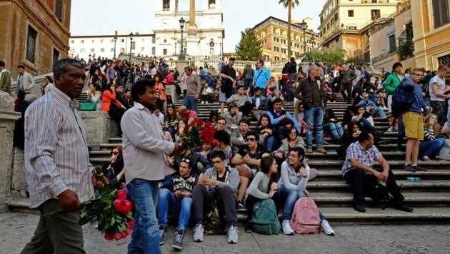 Solche Bilder gehören der Vergangenheit an: Touristen „belagerten“ die Spanische Treppe in Rom. (Bild: AFP)