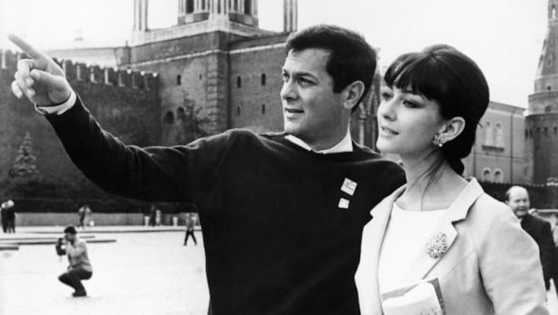 Tony Curtis mit Christine Kaufmann 1963 (Bild: Associated Press)