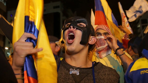 Anhänger des Oppositionskandidaten Guillermo Lasso gehen gegen Moreno auf die Straße. (Bild: AP)