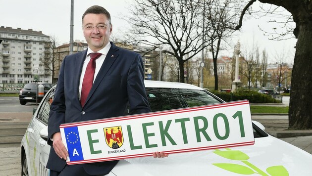 Verkehrsminister Jögr Leichtfried präsentiert die neuen grünen Nummerntafeln für Elektroautos. (Bild: APA/JOHANNES ZINNER)