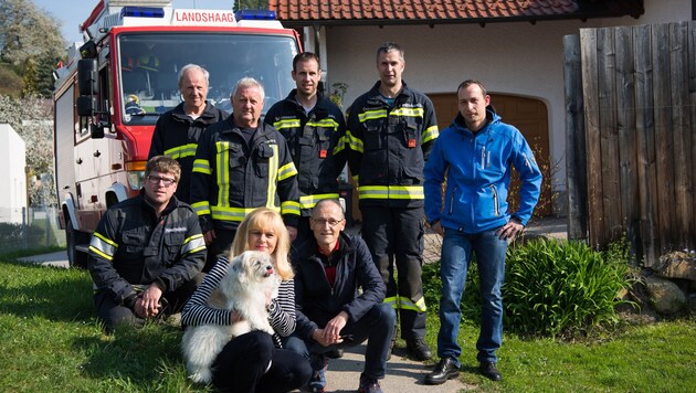 Landshaager Feuerwehrmänner mit Cindy und ihren Besitzern Ulrike und Wolfgang T. (Bild: Philipp Prokesch/FF Landshaag)