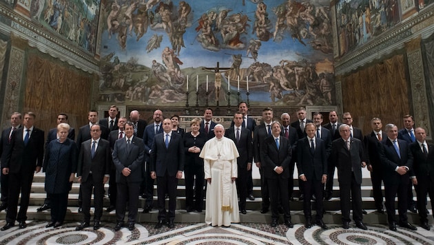 Papst Franziskus mit den EU-Staats- und Regierungschefs (Bild: AP)