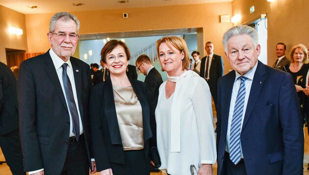 Bundespräsident Alexander van der Bellen, Doris Schmidauer, LH Josef Pühringer mit seiner Christa. (Bild: Markus Wenzel)