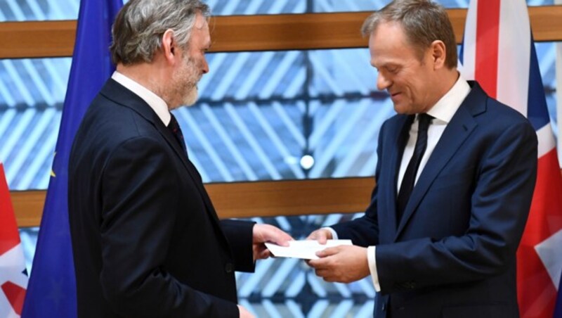 Der britische EU-Botschafter Tim Barrow übergibt EU-Ratspräsident Donald Tusk das Brexit-Ansuchen. (Bild: Associated Press)