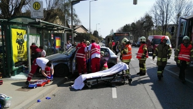 Das Auto krachte in das Öffi-Wartehäuschen, eine Frau wurde schwer verletzt. (Bild: Rotes Kreuz)