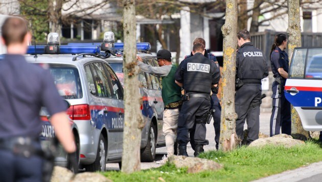 Beinahe täglich führt die Polizei Drogenrazzien an Hotspots, wie hier in der Kremplstraße, durch. (Bild: Harald Dostal 4030 Linz)
