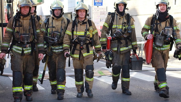 Insgesamt 35 Linzer Feuerwehrmänner bekämpften das Feuer in dem Linzer Jugendstilhaus (Bild: Kronen Zeitung)
