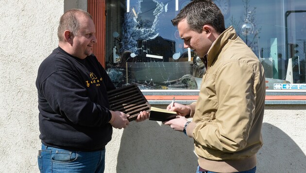 Loidold (links) mit "Krone"-Redakteur Hubert Rauth vor der eingeschlagenen Scheibe (Bild: zeitungsfoto.at)