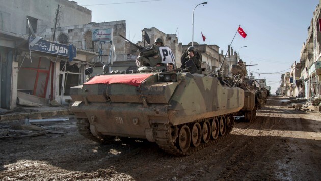 Türkische Panzer in Kobane (Bild: AP)
