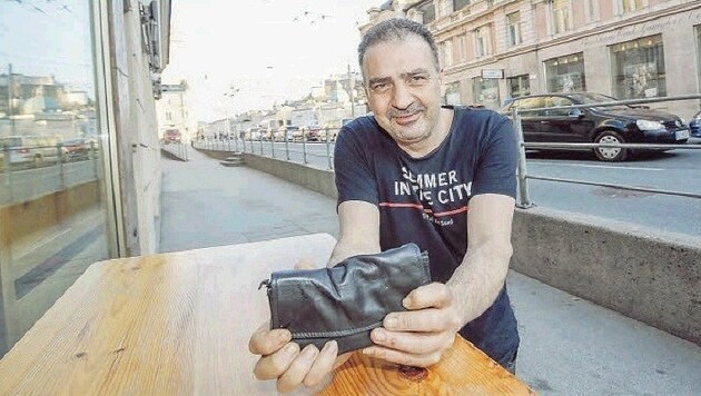 Christos Maios mit seiner Kellnerbrieftasche: "Das wäre ein schlimmer Verlust gewesen." (Bild: Markus Tschepp)
