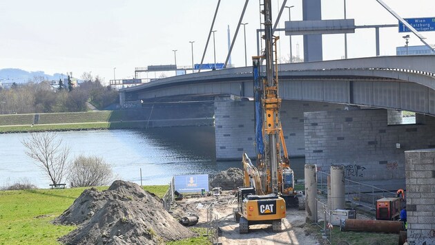 Erste Vorbereitungsarbeiten bei der Linzer Voest-Brücke. (Bild: Harald Dostal)