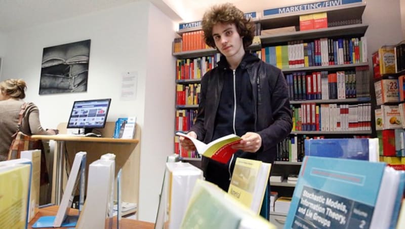 Nikola beim Lernen in der Wiener Uni-Bibliothek (Bild: Martin A. Jöchl)