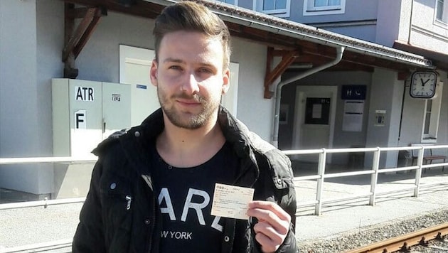 Bernhard Wurzer (22) mit seinem (un-)gültigen Ticket (Bild: "Krone")