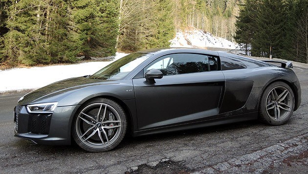 Einen Mercedes GLC sowie einen Audi R8 hatte sich der 18-Jährige „auf Pump“ zugelegt, um sie ...