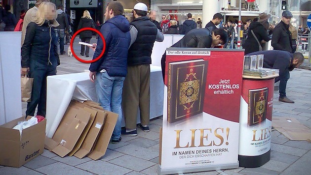 Auf der Wiener Mariahilfer Straße wird ungeniert der Koran verteilt. (Archivbild) (Bild: TS)