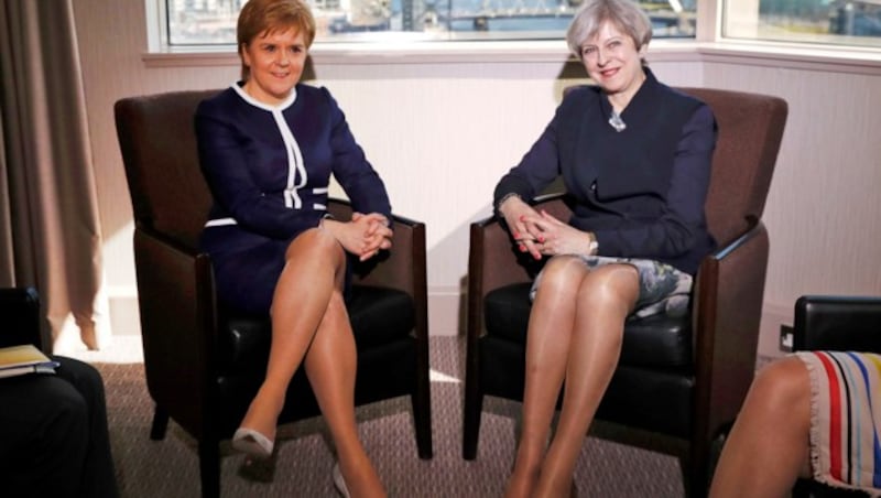 Gute Miene zum bösen Spiel: Sturgeon und May am Montag im schottischen Glasgow (Bild: Associated Press)